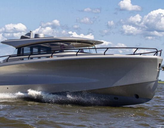 Petestep hull with deflectors on a Venegy 37