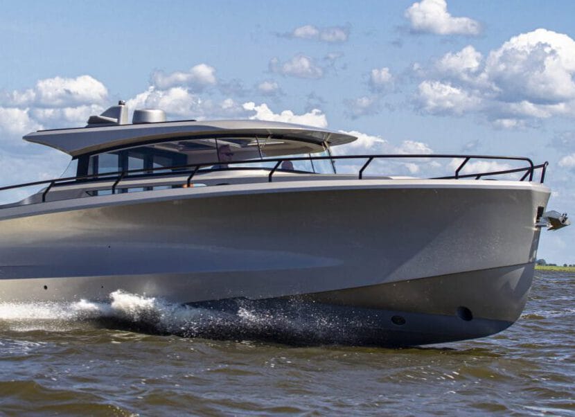 Petestep hull with deflectors on a Venegy 37