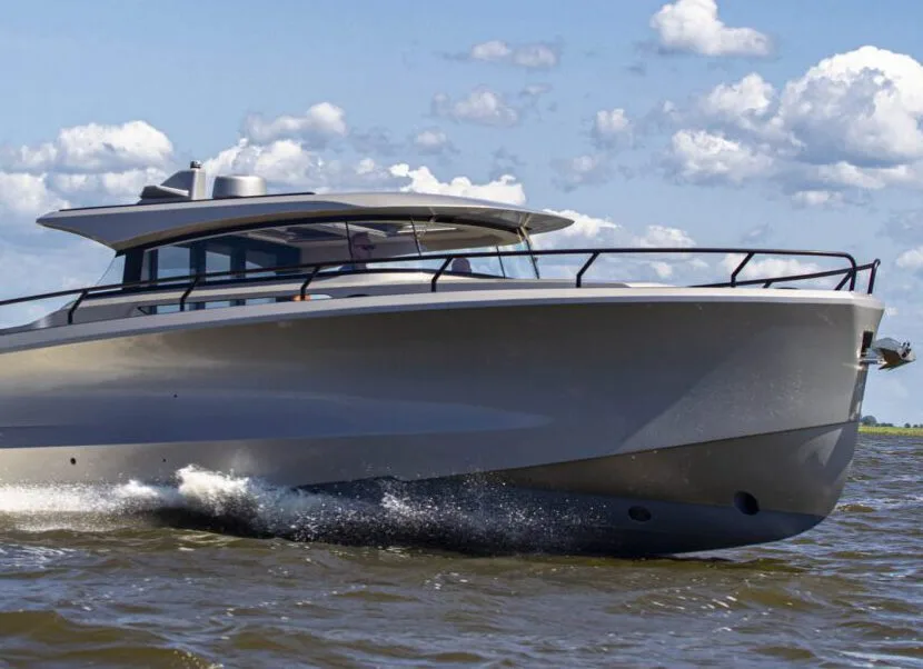 Petestep hull with deflectors on a Venegy 37